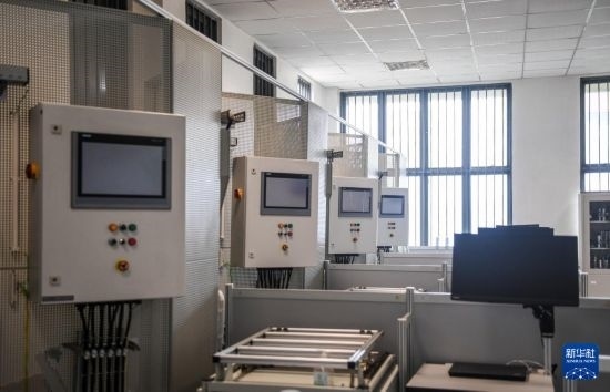 這是2月15日在亞的斯亞貝巴的埃塞俄比亞聯(lián)邦職業(yè)技術(shù)培訓(xùn)學(xué)院魯班工坊內(nèi)拍攝的機(jī)電一體化設(shè)備。