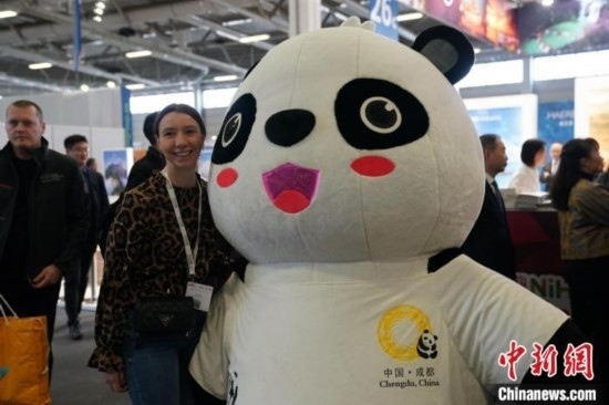 3月5日，2024年柏林國際旅游交易會(ITB)在柏林會展中心拉開帷幕。以“你好！中國”為主題的中國展區(qū)當日亮相展會。圖為觀眾與大熊貓人偶合影。中新社記者 馬秀秀 攝
