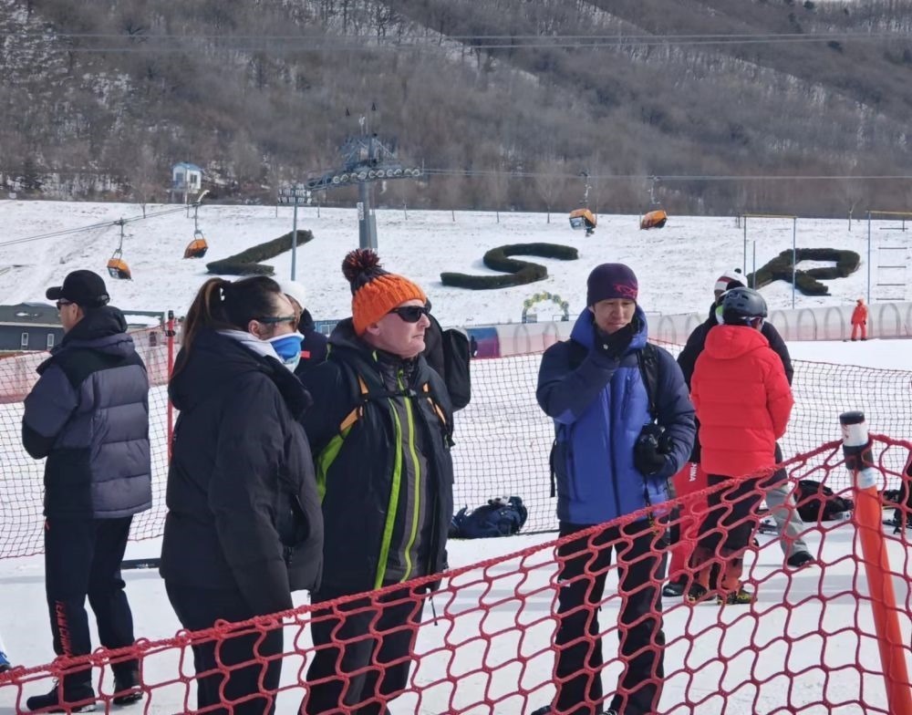 ?皮埃爾·杜邦（左三）在比賽現(xiàn)場。新華社記者 王沁鷗 攝