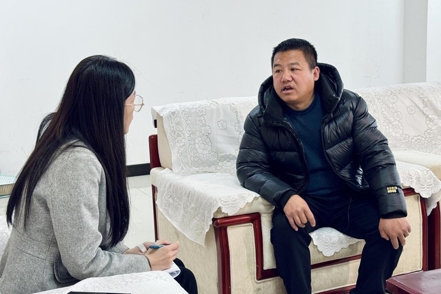 人民網(wǎng)記者采訪“在水一方”小區(qū)住戶。人民網(wǎng) 高清揚攝