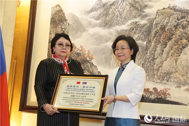 沈大使向?qū)殑跔柆敚ㄗ螅┟貢L(zhǎng)轉(zhuǎn)交捐款。人民網(wǎng)記者 霍文攝