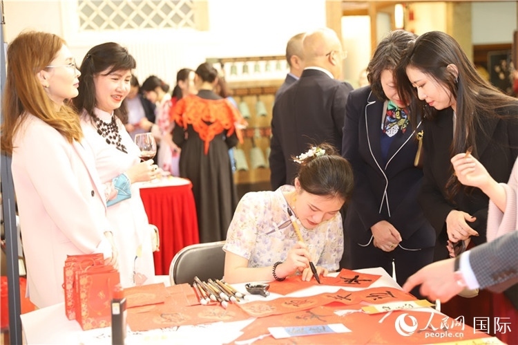 現(xiàn)場(chǎng)書法體驗(yàn)。人民網(wǎng)記者 霍文攝