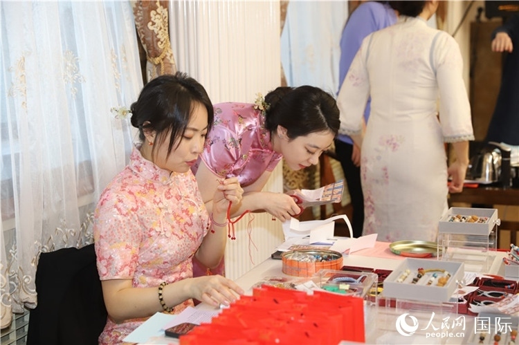 孔院教師展示剪紙。人民網(wǎng)記者 霍文攝