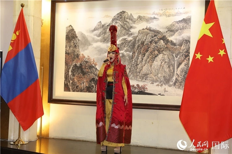 呼麥演唱。人民網(wǎng)記者 霍文攝