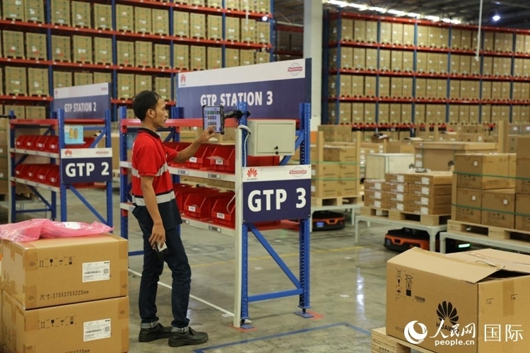 華為5G智能倉庫里，工作人員正在利用智能系統(tǒng)辦公。人民網(wǎng)記者 曹師韻攝