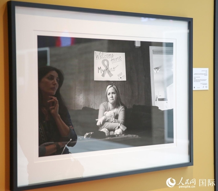 一名觀眾在觀賞攝影作品。人民網(wǎng)塔里克·易卜拉欣攝