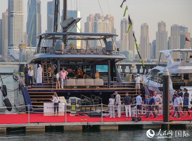 觀眾在參觀游艇。人民網(wǎng) 塔里克·易卜拉欣攝