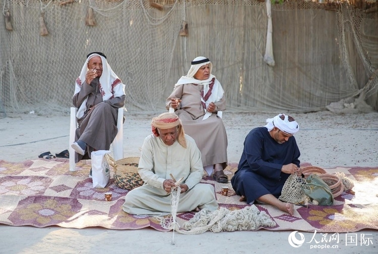 漁民演示制作漁網(wǎng)。人民網(wǎng) 塔里克·易卜拉欣攝