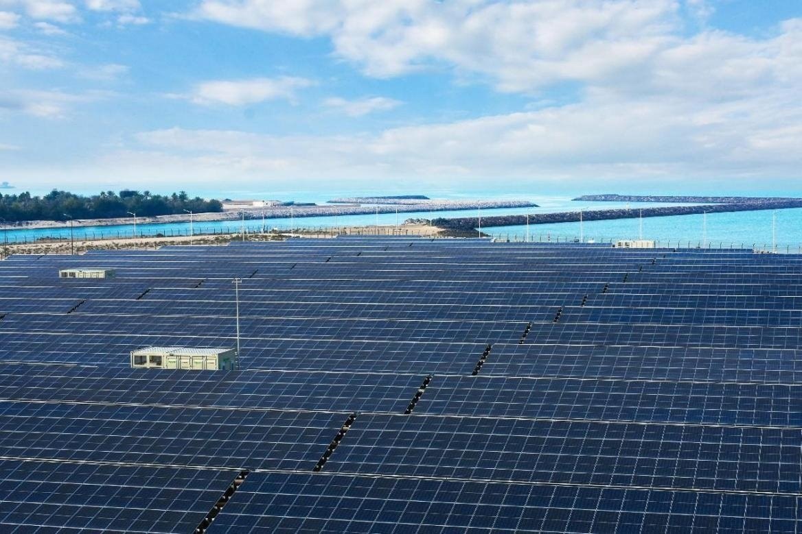 項目廣泛采用光伏補(bǔ)償發(fā)電系統(tǒng)，降低能源消耗。山東電建三公司供圖