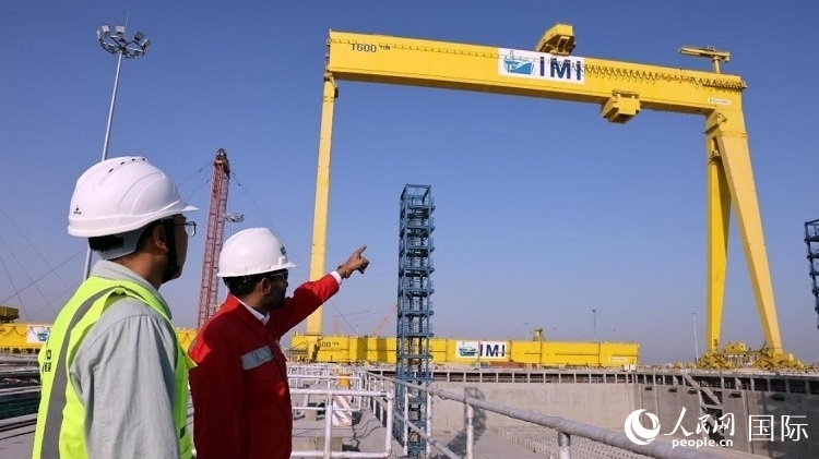 工作人員查看龍門吊情況。人民網(wǎng)記者管克江攝