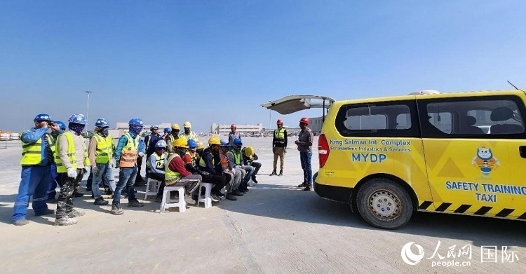 安全宣講出租車在現(xiàn)場播放安全視頻。人民網(wǎng)記者 管克江攝