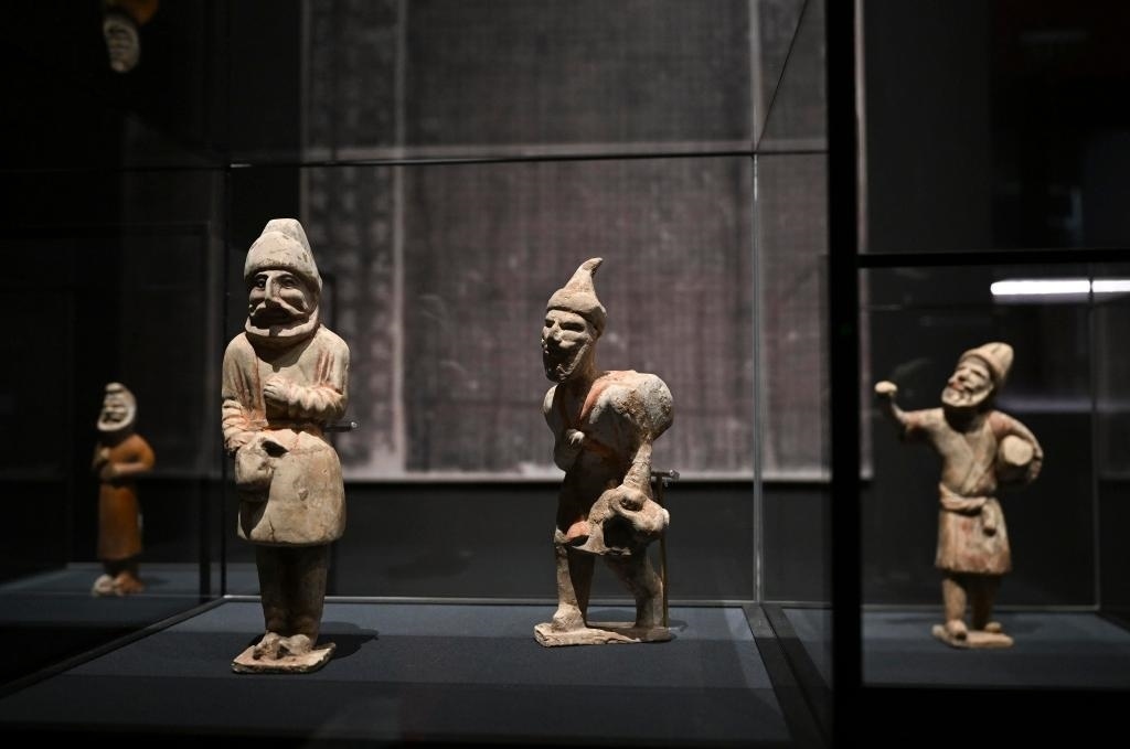 “歷史之遇——中國與西亞古代文明交流展”于1月12日至4月11日在故宮午門正殿展廳舉行。這是展出的陶彩繪人俑（1月10日攝）。新華社記者金良快攝