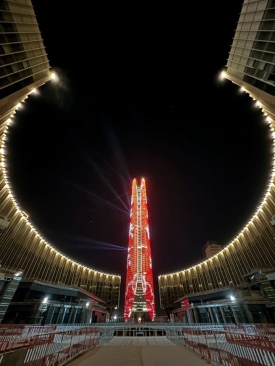  2024年2月9日，埃及開羅以東建設(shè)中的埃及新行政首都中央商務(wù)區(qū)項(xiàng)目上演燈光秀，迎接龍年春節(jié)。新華社發(fā)（黎炳宏攝）