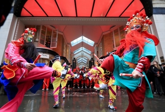  2024年2月10日，來自廣東普寧的英歌舞團(tuán)演員在英國倫敦伯靈頓拱廊街表演英歌舞。新華社記者 李穎 攝