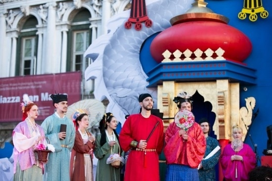  2024年2月13日，在意大利威尼斯，志愿者身著漢服進(jìn)行表演。新華社記者 李京 攝