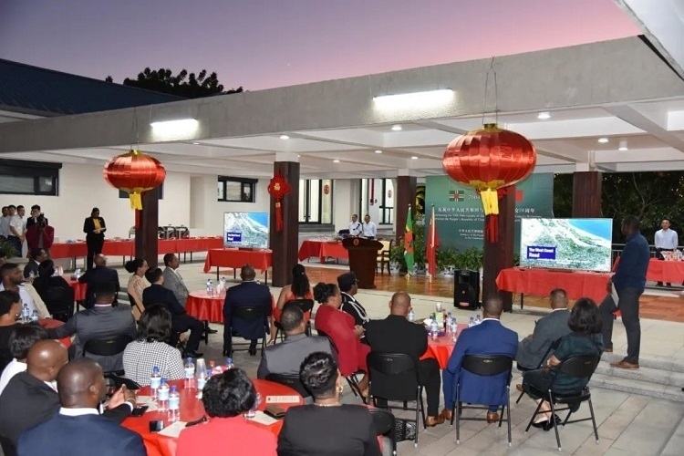 當地時間3月13日，慶祝中國與多米尼克建交20周年招待會在中國駐多大使館舉行。中國駐多米尼克大使館供圖