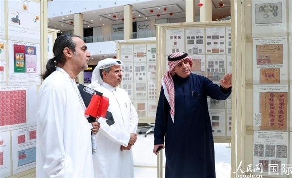 觀眾在欣賞集郵展作品。人民網(wǎng)記者 任皓宇攝