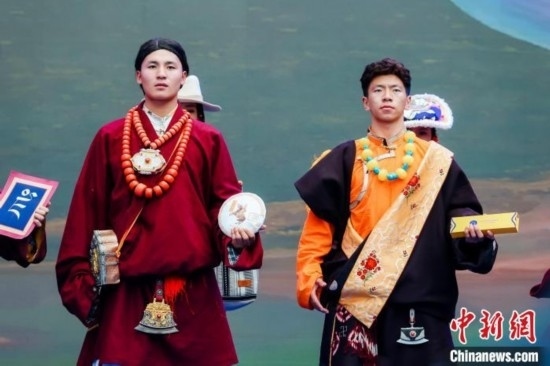 圖為身著民族服飾的演員們展示果洛特產(chǎn)。 果洛州文體旅游廣電局 供圖