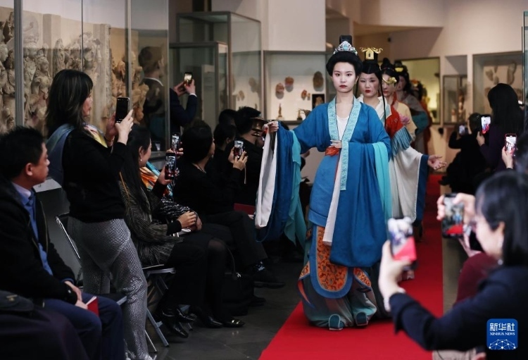 3月13日，在位于法國巴黎的吉美國立亞洲藝術(shù)博物館，模特展示敦煌復原服飾。新華社記者 高靜 攝