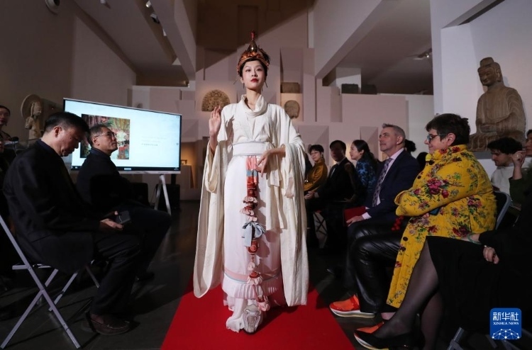 3月13日，在位于法國巴黎的吉美國立亞洲藝術(shù)博物館，模特展示敦煌復原服飾。新華社記者 高靜 攝