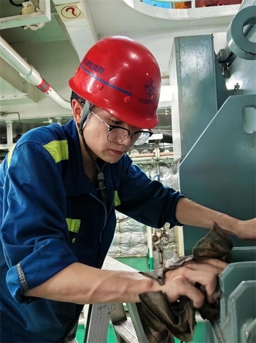 “天鯤號(hào)”工作人員正在對(duì)設(shè)備進(jìn)行清潔維護(hù)。“天鯤號(hào)”供圖