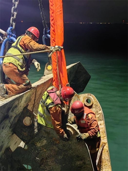 工作人員正在修理橫移錨纜。 “天鯤號(hào)”供圖