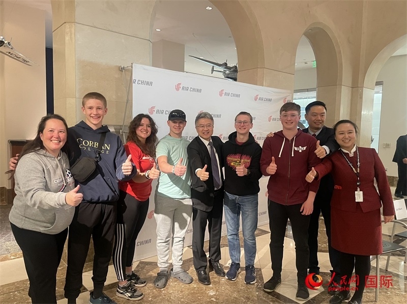 師生們出發(fā)前與國航工作人員合影留念。人民網記者 鄧圩攝