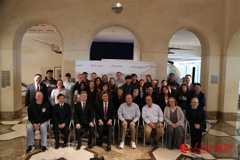 美國高中學生交流團全體與前來送行的各方代表合影。人民網記者 鄧圩攝