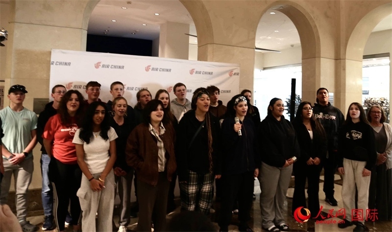 全體美國高中生合唱《希望的田野》。人民網記者 鄧圩攝