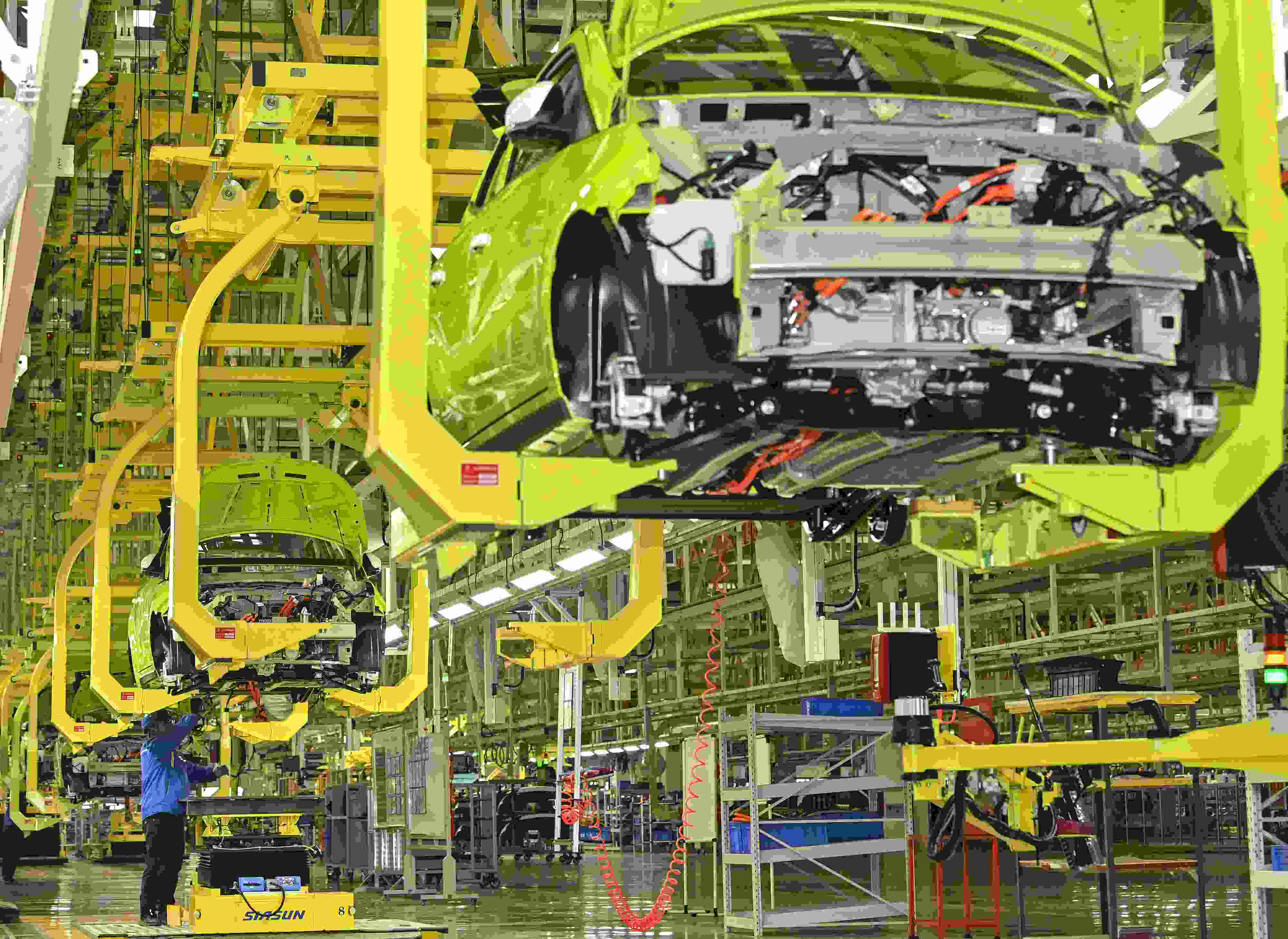 △ 2024年2月27日，一家新能源汽車公司的總裝車間生產(chǎn)線上，工人正在加緊生產(chǎn)趕訂單。