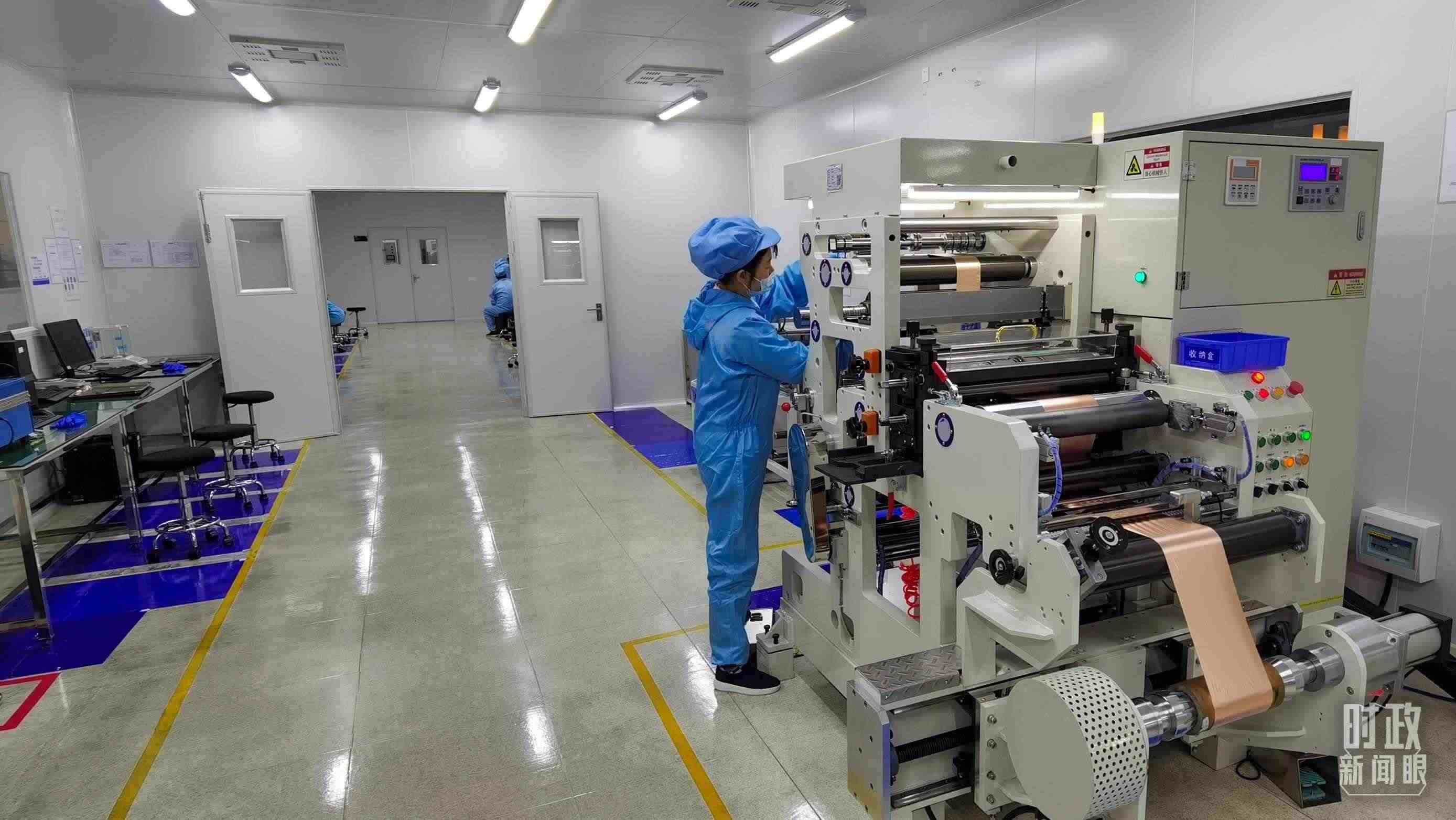 △企業(yè)員工將冷壓后的極片裁出規(guī)定尺寸，用于鋰電池制作。（總臺央視記者郭鴻拍攝）