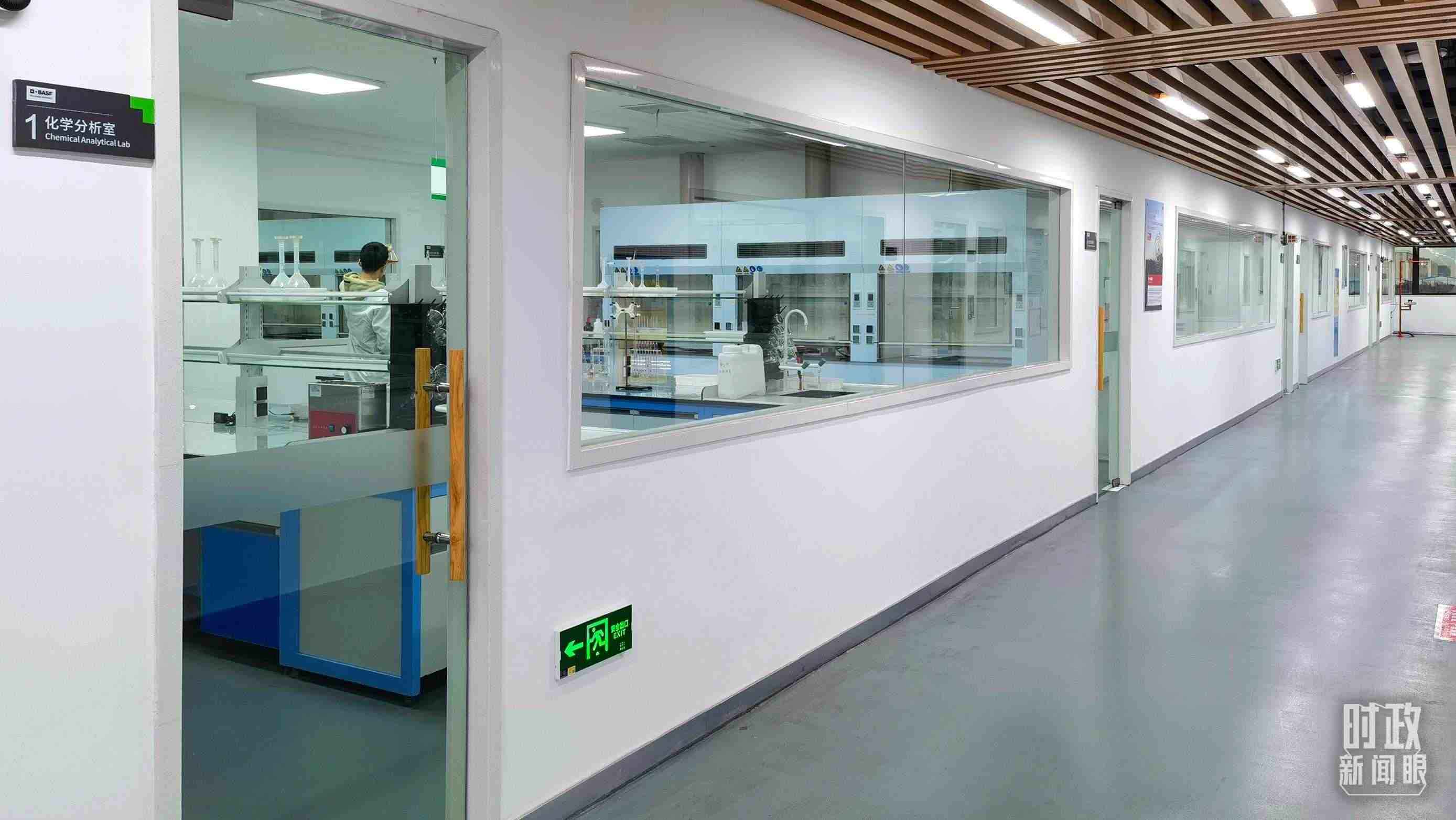 △巴斯夫杉杉電池材料有限公司化學(xué)分析室。（總臺央視記者石丞拍攝）