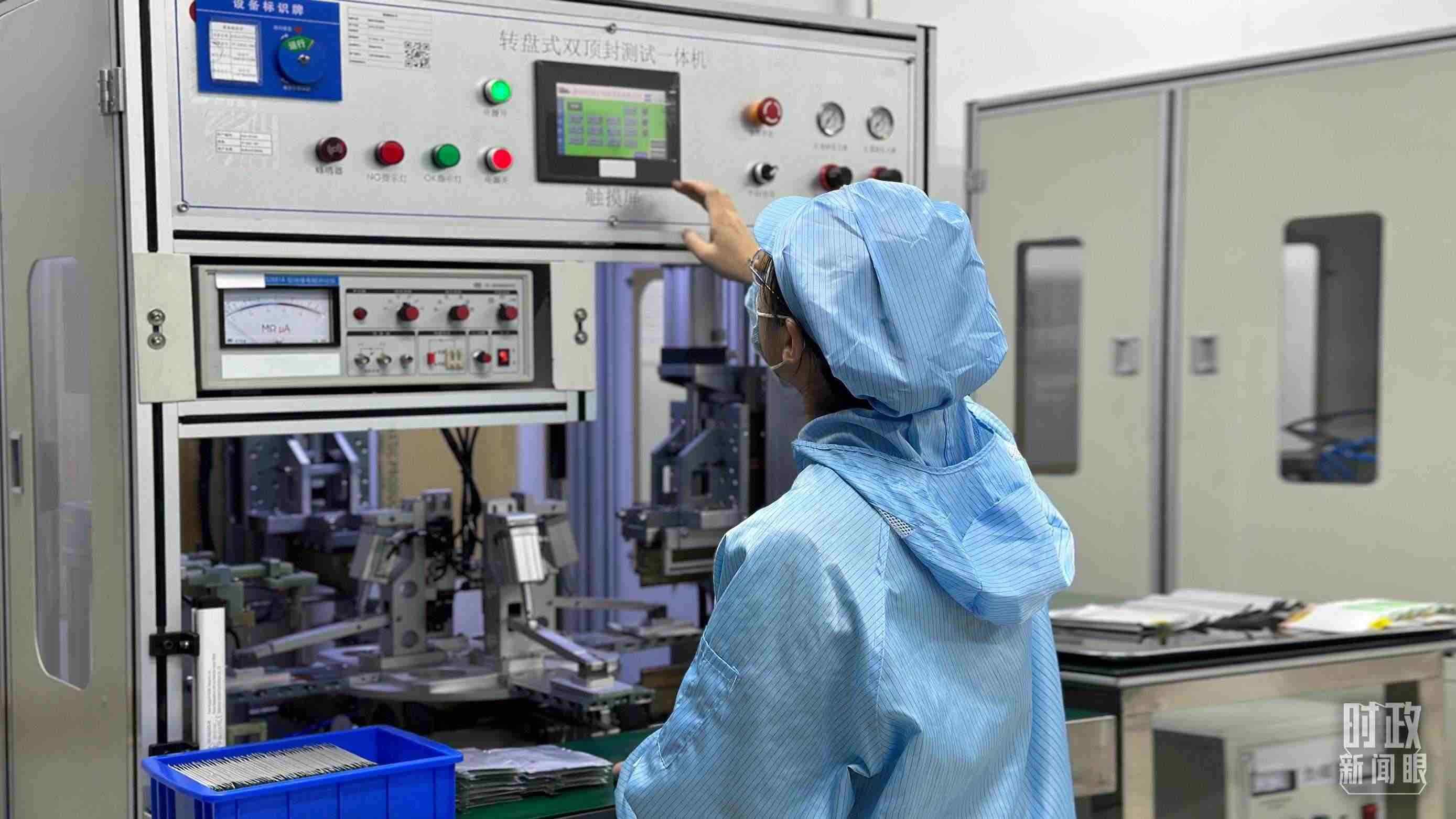 △企業(yè)電池技術(shù)中心內(nèi)，員工正在進行電池封裝。（總臺央視記者盧心雨拍攝）