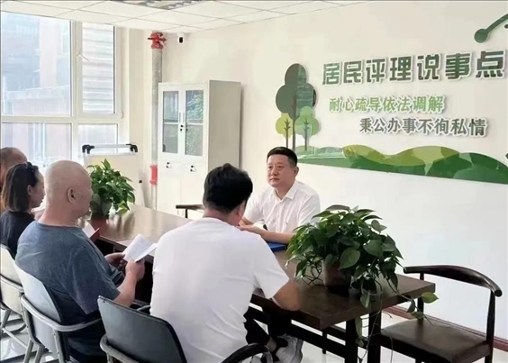 村（居）民評(píng)理說事點(diǎn)調(diào)解矛盾糾紛。遼寧省司法廳供圖