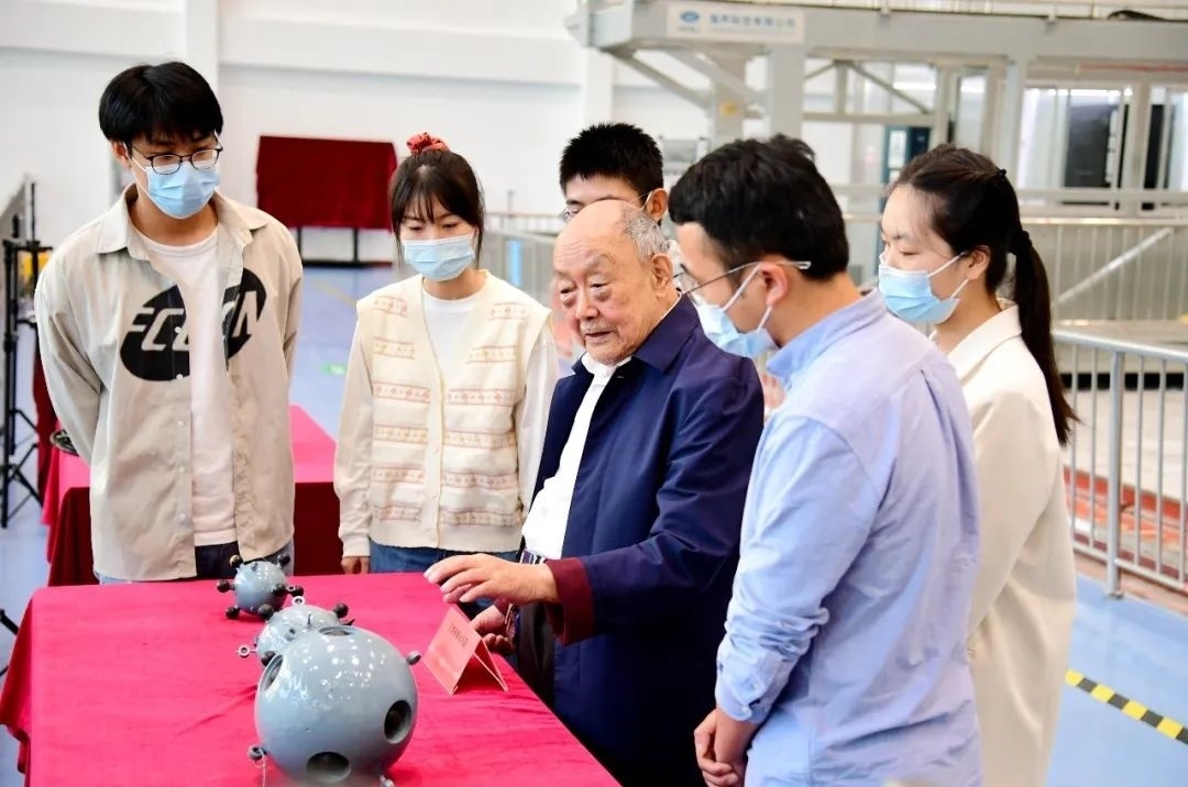 楊士莪院士在實(shí)驗(yàn)室指導(dǎo)學(xué)生。哈爾濱工程大學(xué)供圖