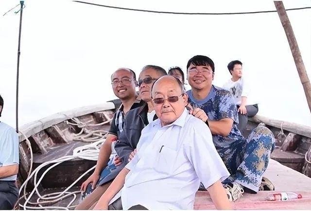 楊士莪院士參加海試。哈爾濱工程大學(xué)供圖