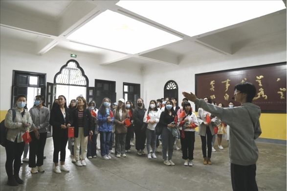 2021年5月20日，少數(shù)民族學(xué)生在湖南第一師范學(xué)院進(jìn)行紅色研學(xué)活動(dòng)，共同追尋那段紅色歲月的足跡。