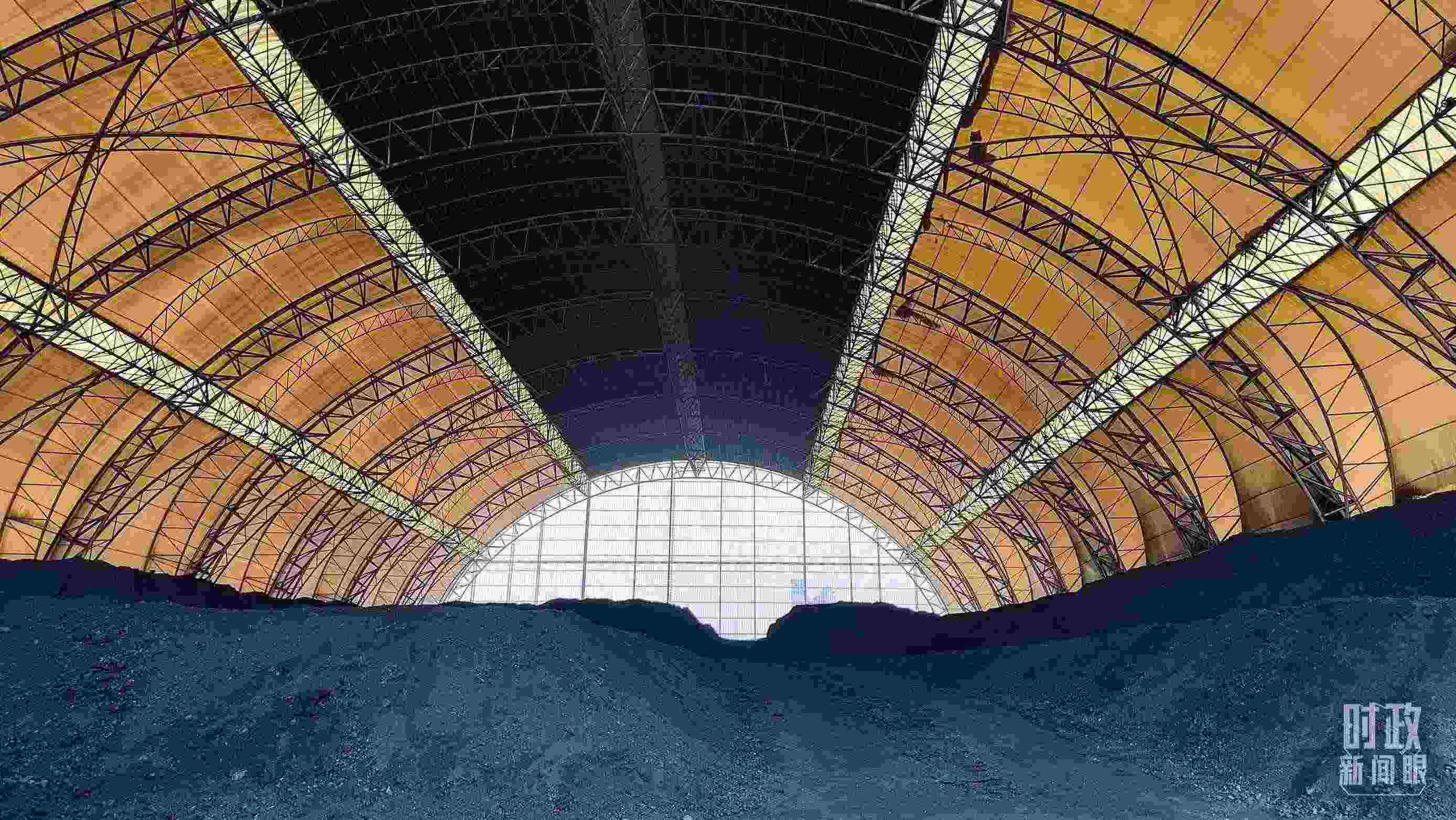 山西瑞光熱電有限責(zé)任公司儲(chǔ)煤場。2022年1月，習(xí)近平來到這里察看煤場儲(chǔ)煤情況。（總臺(tái)央視記者楊立峰拍攝）