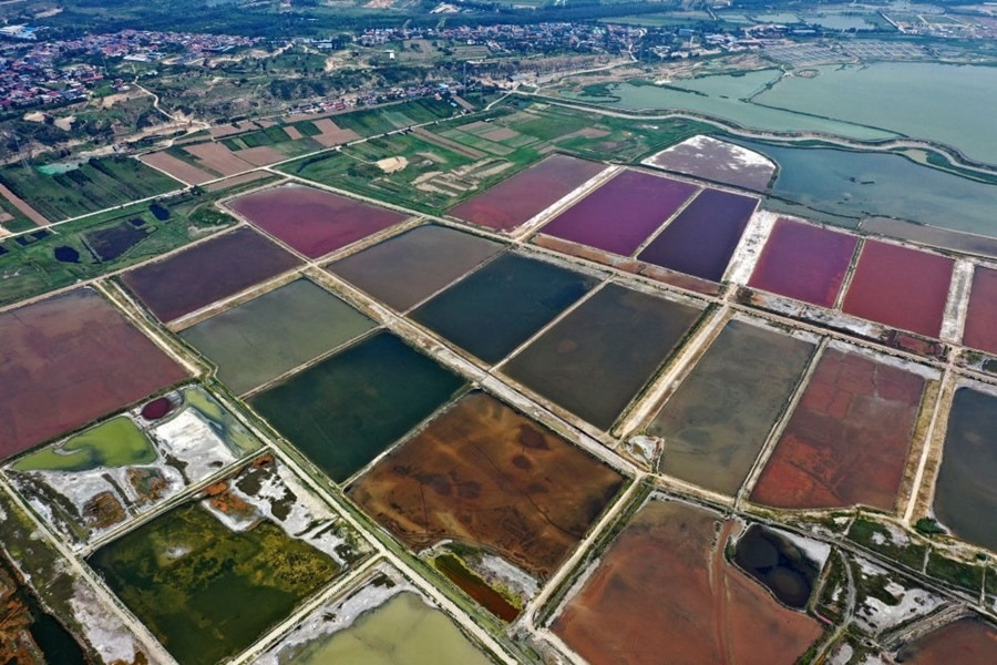 這是2023年7月11日拍攝的山西運(yùn)城鹽湖一角（無人機(jī)照片）。按照“生態(tài)優(yōu)先、保護(hù)為主、適度開發(fā)”的原則，2020年9月，運(yùn)城市全面停止鹽湖范圍內(nèi)的工業(yè)生產(chǎn)活動(dòng)。近年來，千年鹽湖正在向生態(tài)保護(hù)、風(fēng)貌重塑、產(chǎn)業(yè)轉(zhuǎn)型、全域旅游的“綠色發(fā)展”轉(zhuǎn)變。
