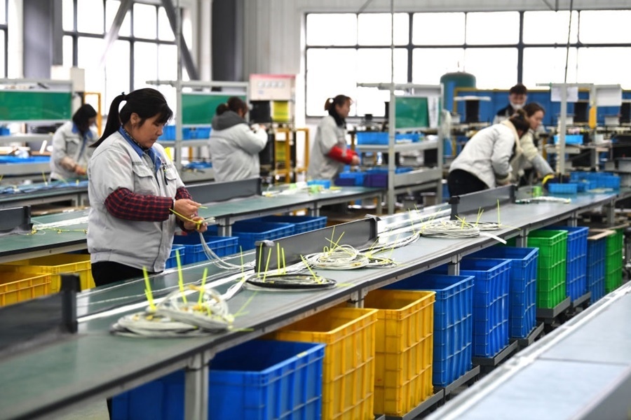 2022年2月16日，工作人員在安徽省滁州市汊河軌道交通裝備產(chǎn)業(yè)園的一家軌道交通裝備企業(yè)生產(chǎn)線上忙碌。安徽省滁州市來安縣汊河鎮(zhèn)地處皖蘇交界，緊鄰南京市江北新區(qū)。近年來，來安縣成為承接南京產(chǎn)業(yè)轉(zhuǎn)移的前沿陣地，汊河這個(gè)曾經(jīng)的傳統(tǒng)農(nóng)業(yè)小鎮(zhèn)緊抓機(jī)遇，開始深度融入長三角，參與產(chǎn)業(yè)協(xié)作分工。產(chǎn)業(yè)園吸引了越來越多長三角地區(qū)軌道交通企業(yè)入駐，形成了鐵路客車、城際軌道零部件研發(fā)、生產(chǎn)、銷售的產(chǎn)業(yè)集群。