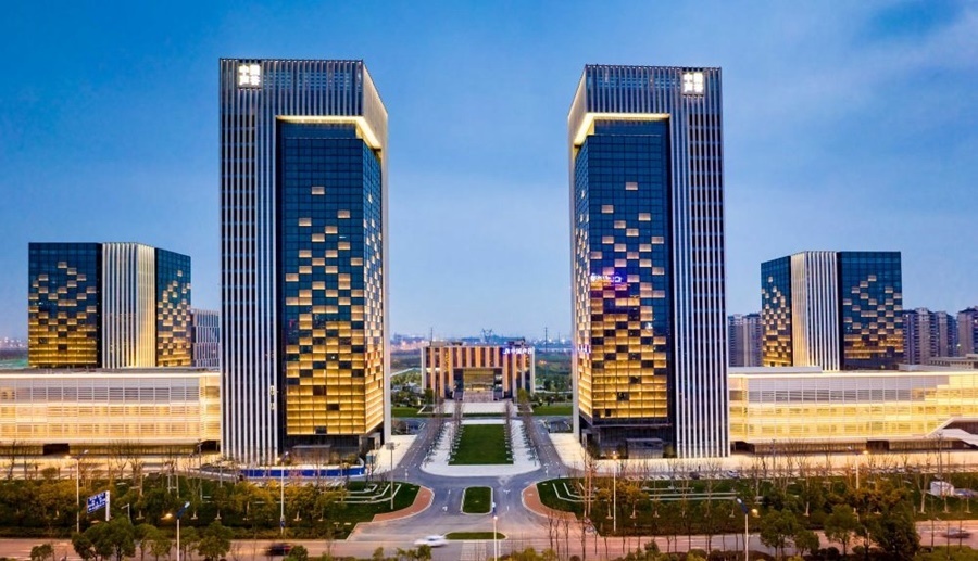 這是2019年3月13日拍攝的位于安徽合肥的中國聲谷產(chǎn)業(yè)園（無人機(jī)照片）。截至2024年，中國聲谷入駐企業(yè)超過2000戶，年產(chǎn)值超過2000億元，形成以智能語音及人工智能產(chǎn)業(yè)為核心的新一代信息技術(shù)產(chǎn)業(yè)集群。