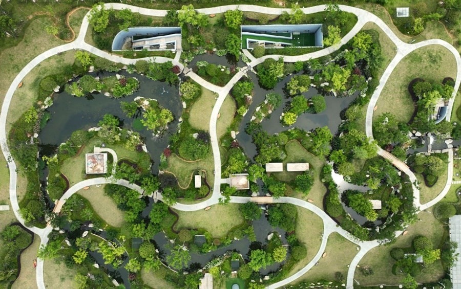 這是2023年6月15日拍攝的以“地上花園+地下治污”設(shè)計(jì)理念建設(shè)的九江市雙溪公園（無人機(jī)照片）。近年來，江西省九江市啟動(dòng)中心城區(qū)水環(huán)境綜合整治工程，通過地下污水治理、岸線生態(tài)修復(fù)、興建“公園式”污水處理廠、城市智慧管網(wǎng)管控等措施，改善水環(huán)境，城市面貌煥然一新。