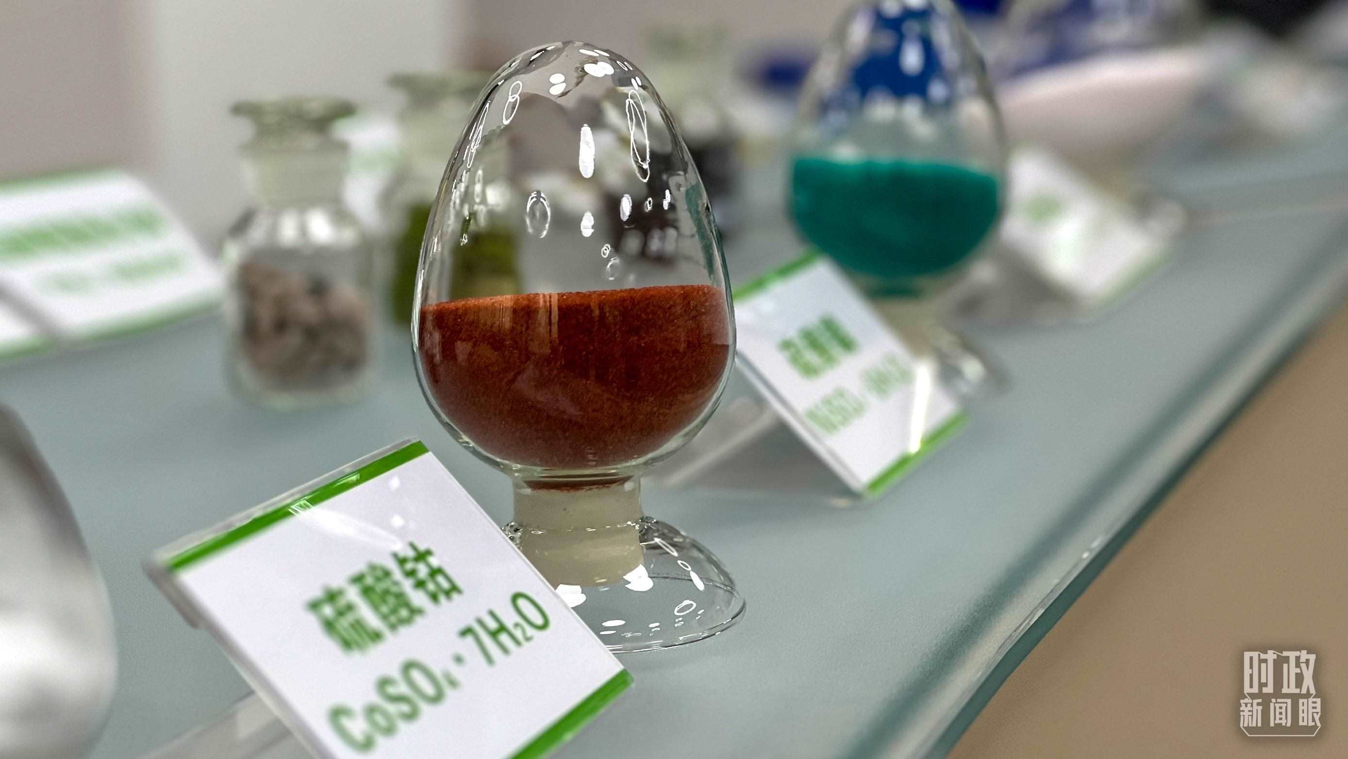 △巴斯夫杉杉電池材料有限公司的產(chǎn)品展示。（總臺(tái)央視記者李煒拍攝）