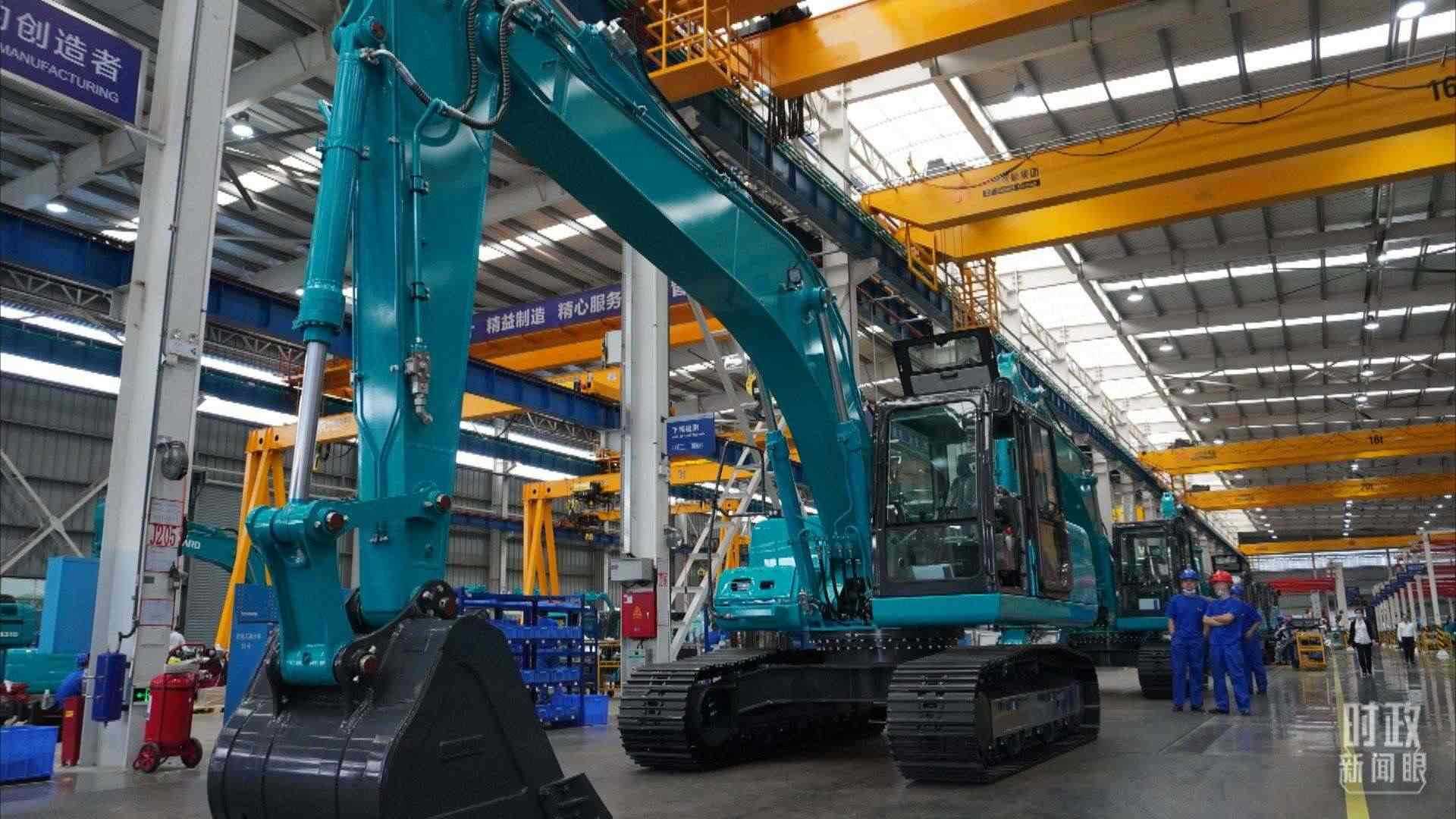 △這是山河智能大型挖掘機(jī)的組裝車間。2020年9月，習(xí)近平曾到此地考察。（總臺(tái)央視記者郭曉龍拍攝）