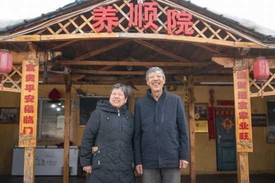 在伊春市友好區(qū)，伊春森工上甘嶺林業(yè)局有限責(zé)任公司溪水林場分公司退休職工劉養(yǎng)順（右）和老伴楊秋娥在自家農(nóng)家院中（3月13日攝）。新華社記者 謝劍飛 攝