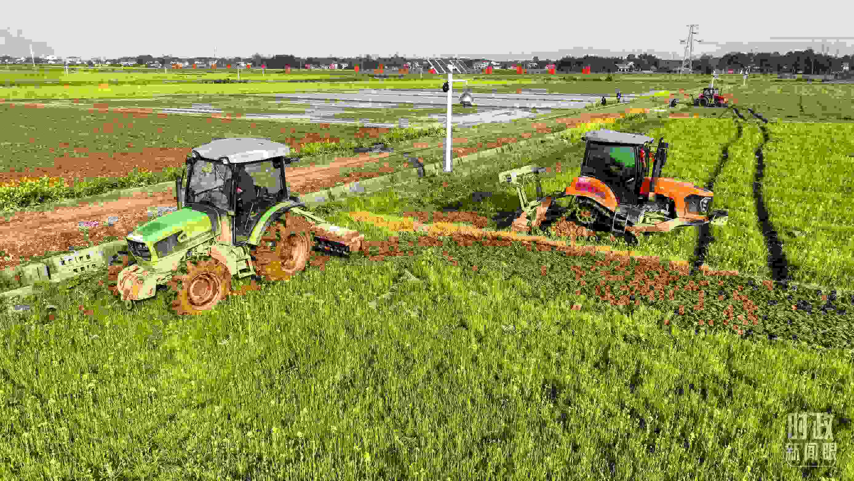 △位于港中坪村的糧食生產(chǎn)萬畝綜合示范片區(qū)，春耕備耕生產(chǎn)繁忙。（總臺(tái)央廣記者潘毅拍攝）