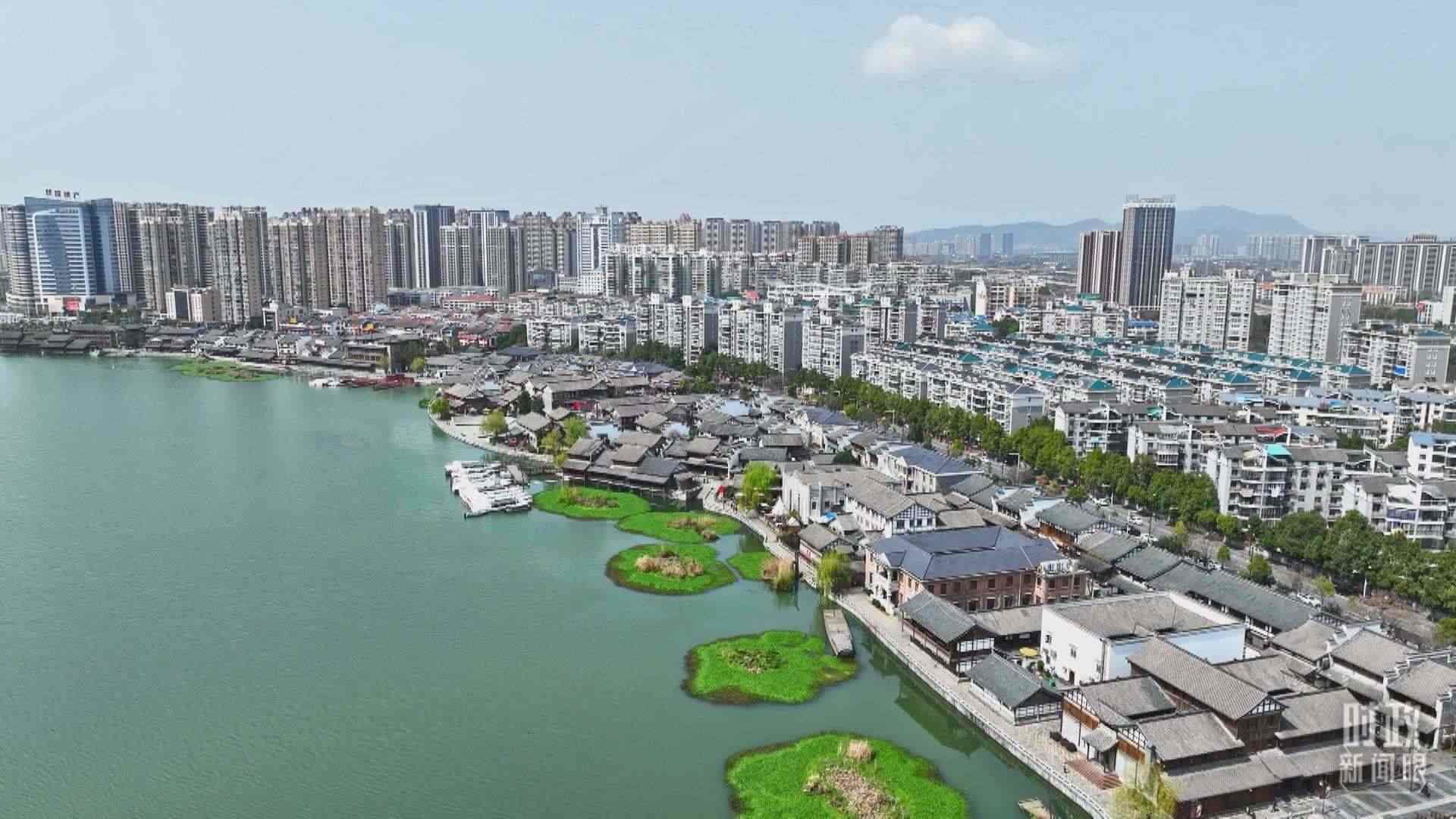 △沅江江畔，常德河街與現(xiàn)代建筑交相輝映。（總臺(tái)央視記者范凱拍攝）