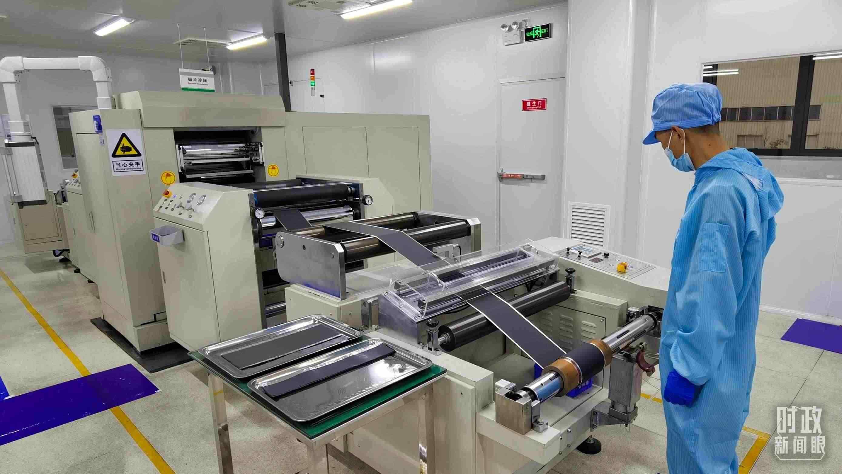 △這是電池生產(chǎn)的極片冷壓操作車間。（總臺(tái)央視記者郭鴻拍攝）