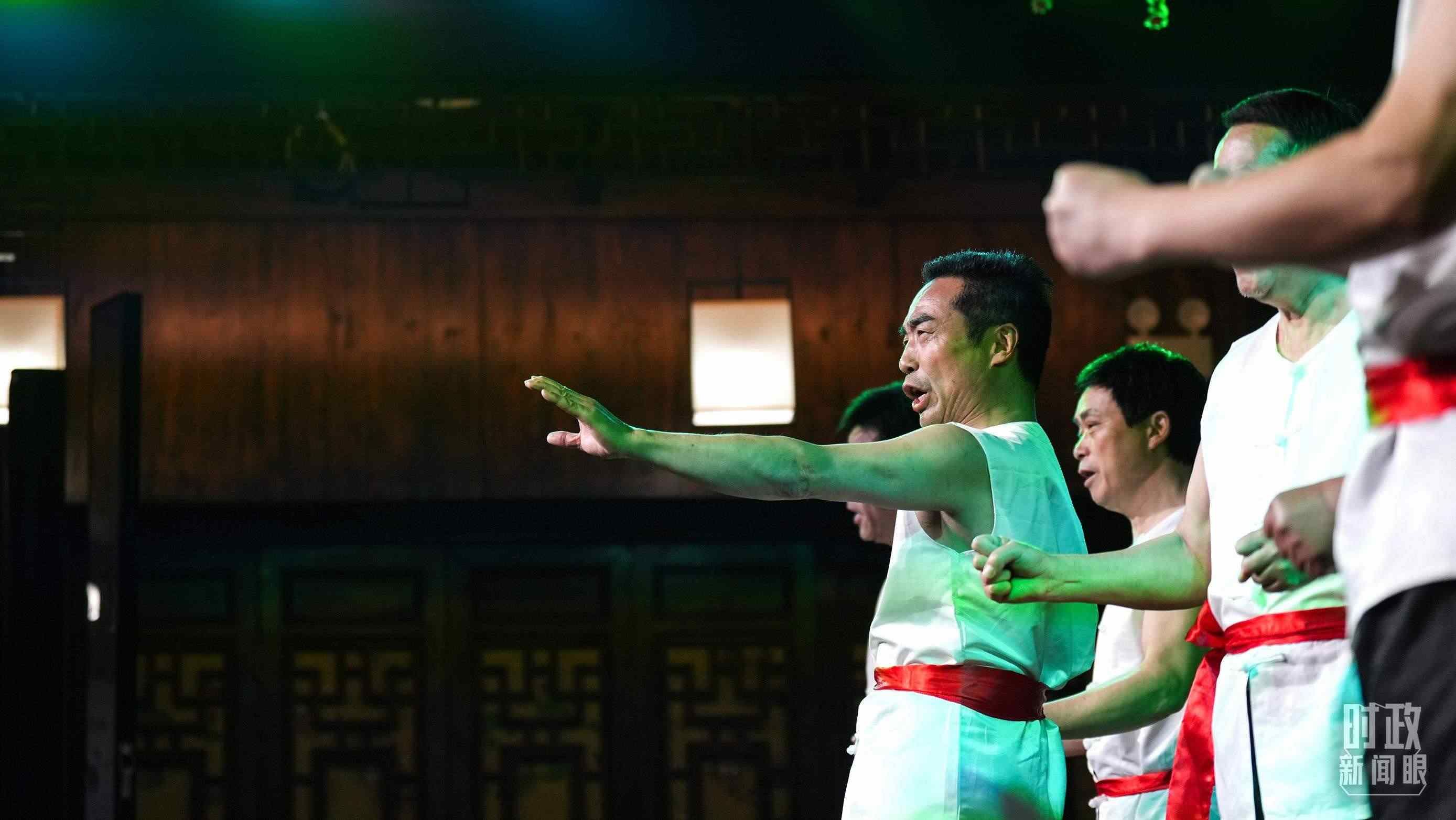 △常德河街，鴛鴦走馬樓上演常德高腔《穆桂英掛帥》和澧水船工號(hào)子。（總臺(tái)央視記者許永松、國廣記者李晉拍攝）