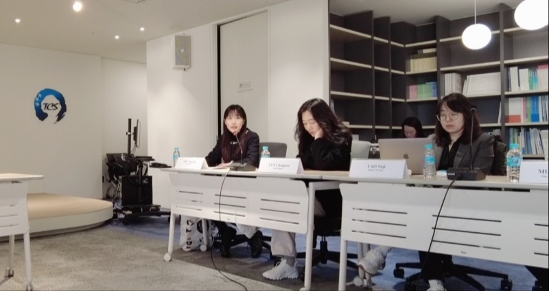 記者（左一）在交流活動(dòng)上，以加強(qiáng)中日韓三國(guó)經(jīng)濟(jì)合作、增進(jìn)三國(guó)民眾相互理解為主題發(fā)表演講。權(quán)小星攝